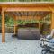 Sitting Bear Cottage with Hot Tub