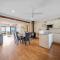 Seahorse - 4BR home moments to Hyams Beach