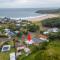 Summer Beach House - seconds to beach & cafe