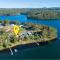 Lakeside - relaxed 3 BR waterfront retreat