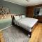Lodge on Leiter with hot tub!