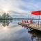 Lakefront Escape Hot Tub & Sauna Retreat