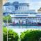 Live On the Iconic Sydney CBD Wharf with family