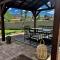 Sedona Uptown Gem!Large yard w grass and shade trees! Views!! NEW! BARREL SAUNA!!! Close to trails, walk to Uptown Sedona, restaurants and shopping