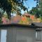 Sedona Uptown Gem!Large yard w grass and shade trees! Views!! NEW! BARREL SAUNA!!! Close to trails, walk to Uptown Sedona, restaurants and shopping