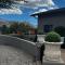 Sedona Uptown Gem!Large yard w grass and shade trees! Views!! NEW! BARREL SAUNA!!! Close to trails, walk to Uptown Sedona, restaurants and shopping
