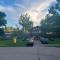Sedona Uptown Gem!Large yard w grass and shade trees! Views!! NEW! BARREL SAUNA!!! Close to trails, walk to Uptown Sedona, restaurants and shopping