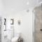 Spacious & Stylish 5 Bed with Free Street Parking