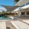 SUMMER VIEW classée 5 étoiles - Magnifique Villa 10 personnes avec piscine miroir chauffée à 29 degrés, bain à remous intégré et vue mer idéalement située Chemin Summer - ST GILLES LES BAINS