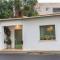 Two Bedroom Garden Cottage in Quiet Street