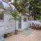 Two Bedroom Garden Cottage in Quiet Street