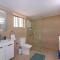 Two Bedroom Garden Cottage in Quiet Street