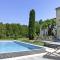 Charming holiday flat with shared pool, Malaucène