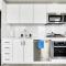 Corner Luxury High-Rise Condo Sleeps 7