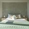Downtown Sunny Highrise Corner Condo Sleeps 7