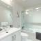 Downtown Sunny Highrise Corner Condo Sleeps 7