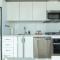 Downtown Sunny Highrise Corner Condo Sleeps 7
