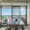 Downtown Sunny Highrise Corner Condo Sleeps 7