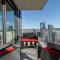 Downtown Sunny Highrise Corner Condo Sleeps 7