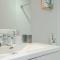 Downtown Sunny Highrise Corner Condo Sleeps 7