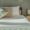 Downtown Sunny Highrise Corner Condo Sleeps 7