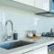 Downtown Sunny Highrise Corner Condo Sleeps 7