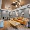 Whispering Pines Retreat DT Getaway & Skyline Views