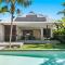 Alpha Luxe - Pet Friendly Luxury Home and Heated Pool