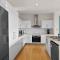 Endeavour View Is A Fantastic - A Modern, 4 Bedroom Holiday Home