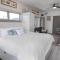Top Floor Lakeshore Views Near Skiing