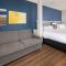 Comfort Suites Outlet Center