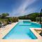 Attractive holiday home with shared pool in the Luberon
