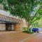 Redfern 2Br Near CBD Shopping Center with Pool & Gym