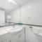 Redfern 2Br Near CBD Shopping Center with Pool & Gym