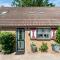 Attractive farmhouse in Giethoorn with garden
