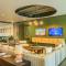 Lovely 1BD - Central Downtown - Gym, Pool, Parking