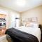 Stylish Chic Home - King Bed - Free Parking & Netflix - Fast Wi-Fi - Long Stays Welcome