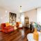 Stylish Chic Home - King Bed - Free Parking & Netflix - Fast Wi-Fi - Long Stays Welcome