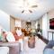 Stylish Chic Home - King Bed - Free Parking & Netflix - Fast Wi-Fi - Long Stays Welcome