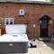 Juliet Cottage HOT TUB Sleeps 3 Singles or Double
