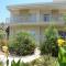 Niki Court Holiday Apartments
