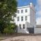 Large Period 2-Bed Apartment Close to Town