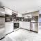 Stylish Chic Home - King Bed - Free Parking & Netflix - Fast Wi-Fi - Long Stays Welcome