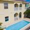 Clean Pool Walk to Beach - Pet Ok - Ground Floor Clean Pool Walk to Beach - Pet Ok - Ground Floor