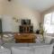 Texas Charm Cottage - 1 Block from the Lake & Hill Country Views