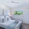 Park Avenue Luxe Chic Townhouse Sleeps 9, Carpark
