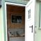 Woodhead Shepherds Hut - Sleeps 2 - Parking