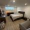 The Orange Door Bungalow- 2-BR w private yard, walkable to cafes & restaurants, 10 min to DT