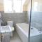 4 bed house 50 yards from the beach & lighthouse