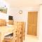 4 bed house 50 yards from the beach & lighthouse
